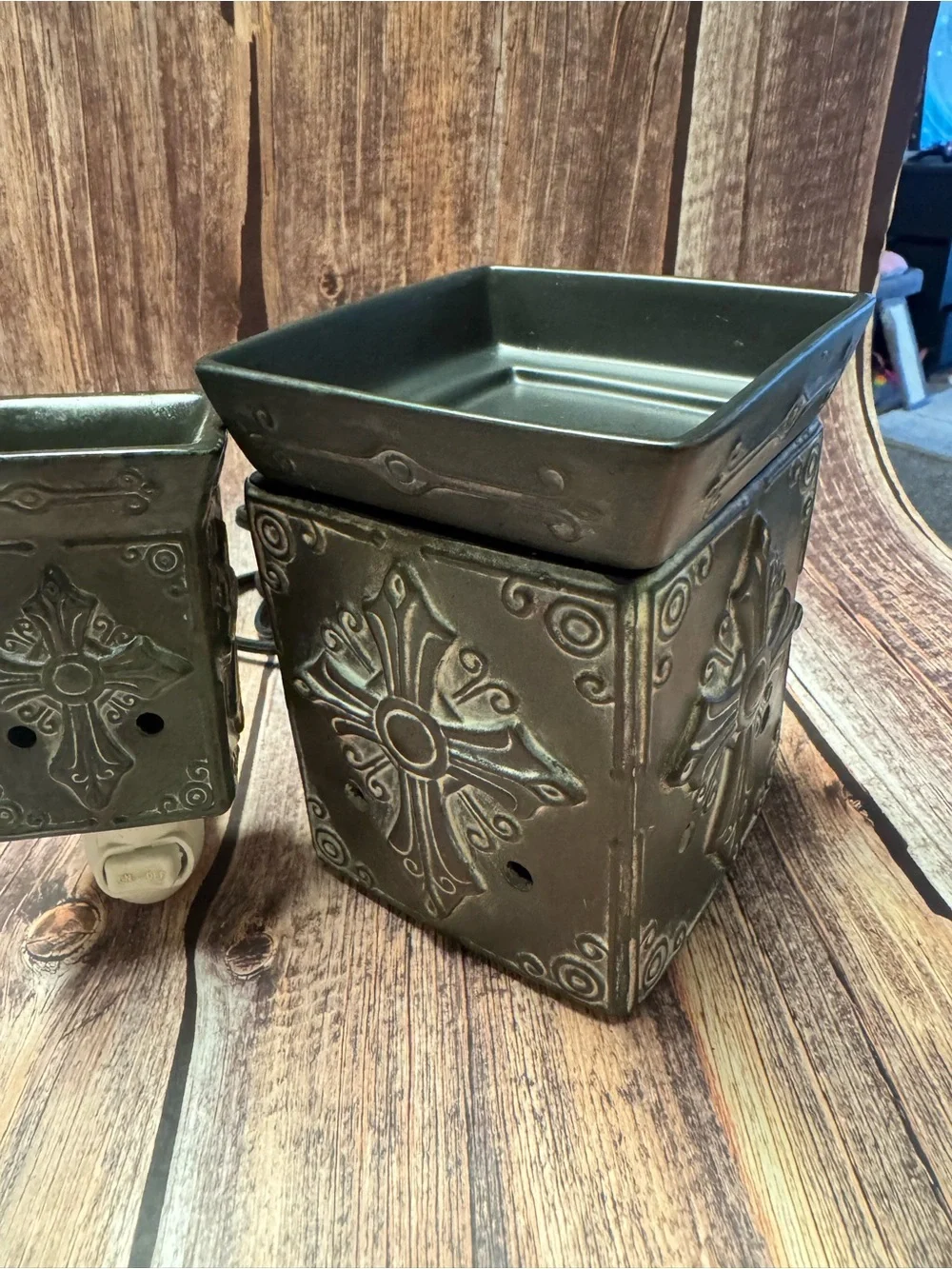 Preowned Scentsy Full Size Warmer and Plug in Warmer With Cross Item #PHK7603